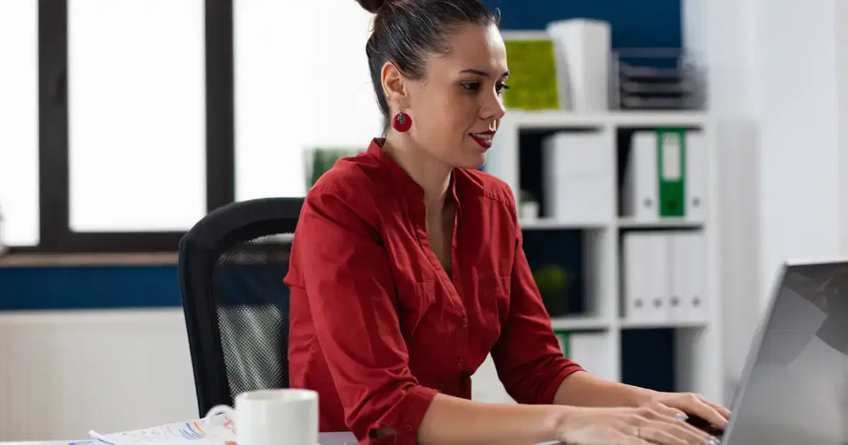 Fleet Manager al lavoro nel suo ufficio